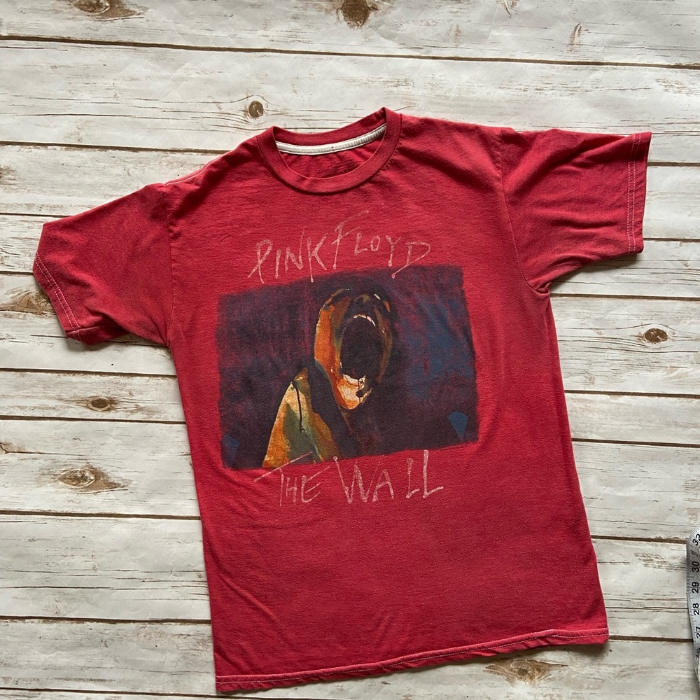 Pink Floyd the wall graphic tee